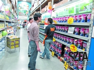 國慶記者逛賣場: 家具回暖 建材冷清